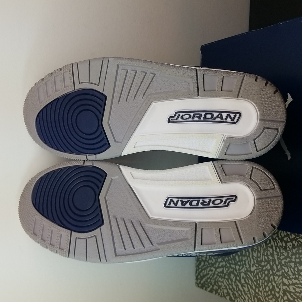 PER-OWNED WITH OG BOX!! Air Jordan 3 Retro "Georgetown" - Picture 3 of 9